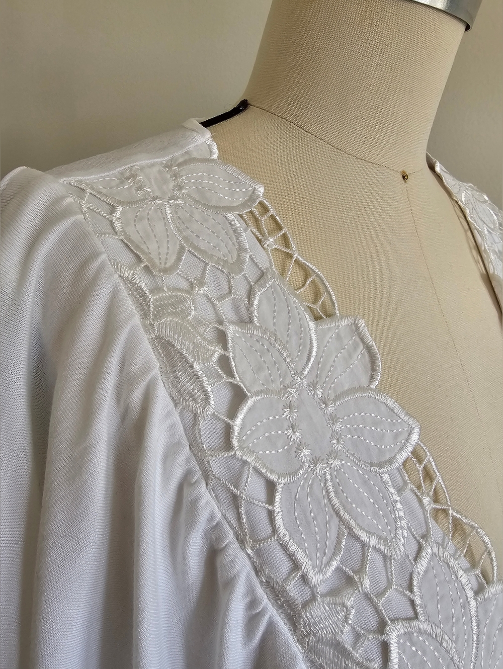 H&M white lace trimmed stretch jersey dress with flutter sleeves - Picture 5 of 16